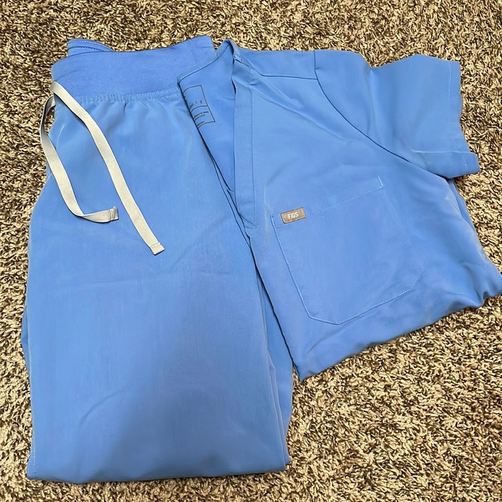 FIGS ciel blue scrub set like-new